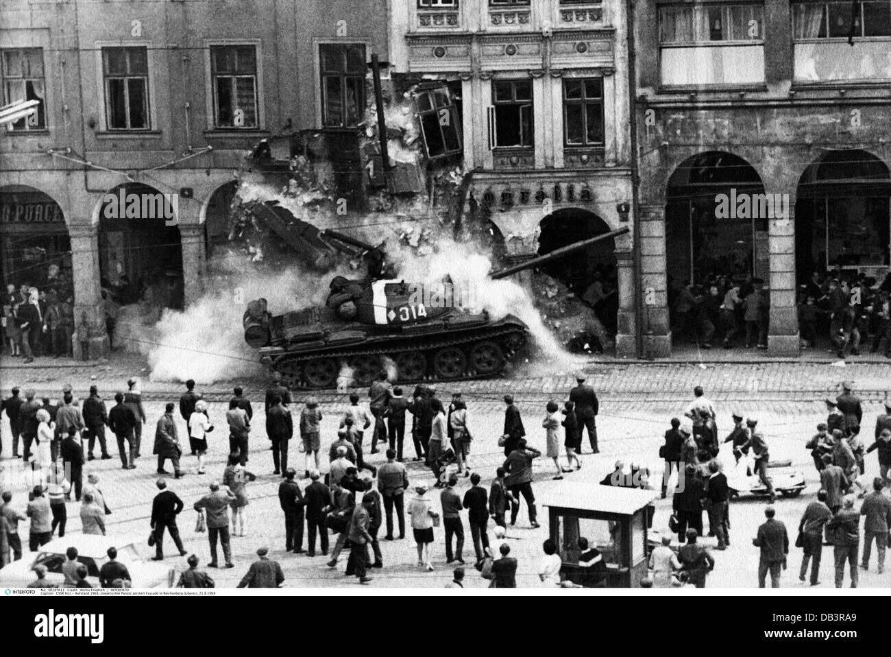 Конфликт в чехословакии. Советские войска в Праге 1968.