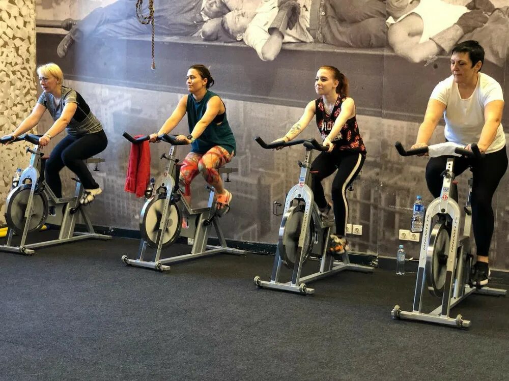 Сайкл голландия. Рок зе сайкл москва. Rock the cycle новая голландия. Голландцы и соединенные велосипедов. Голландцы на улице.