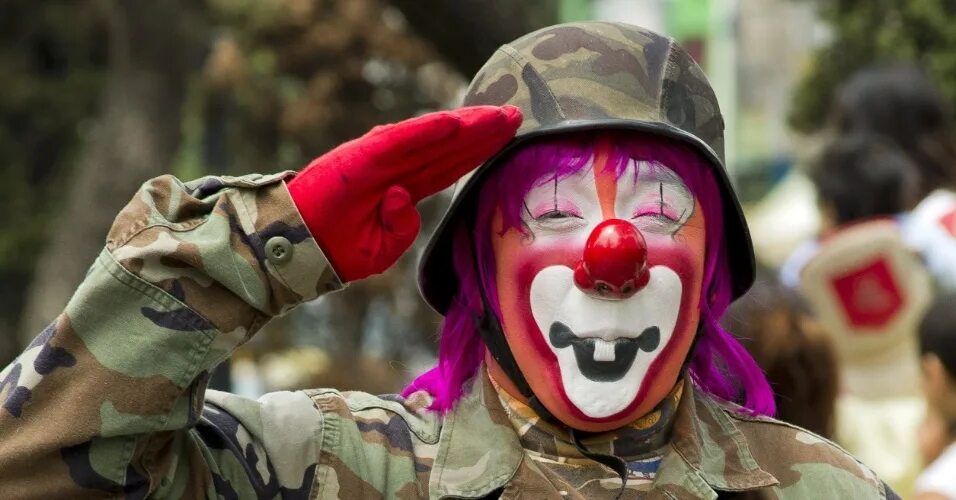 Привет клоунам. Военный клоун. Клоун солдат. Отряд клоунов.