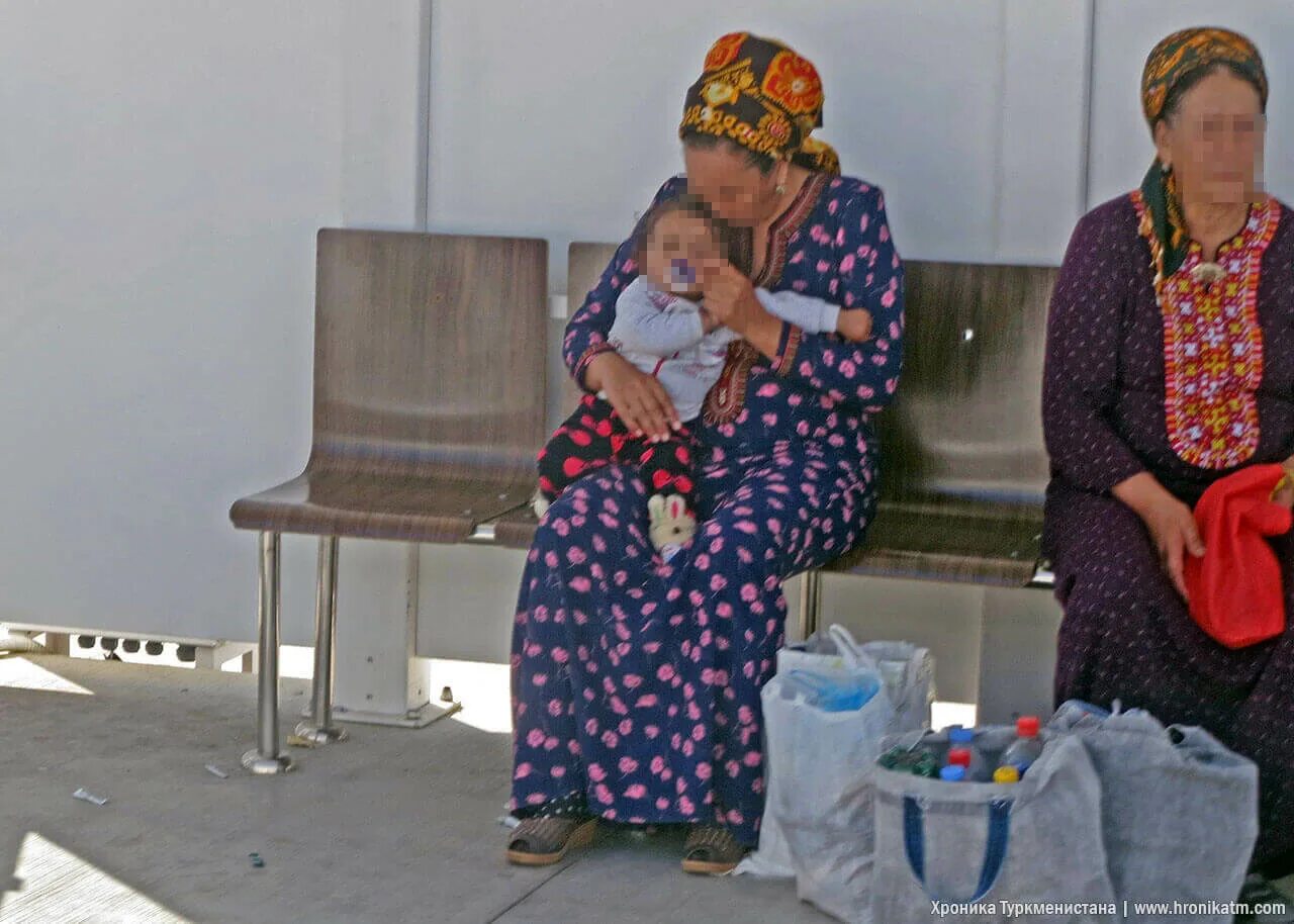 Как живут туркмены. Туркмения нищета. Бедные туркмены. Туркмения бедность. Бедные женщины Туркменистана.