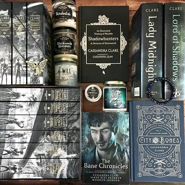 Кассандра клэр список книг. Кассандра клэр сумеречные охотники. кассандра клэр американская писательница. город костей кассандра клэр книга.