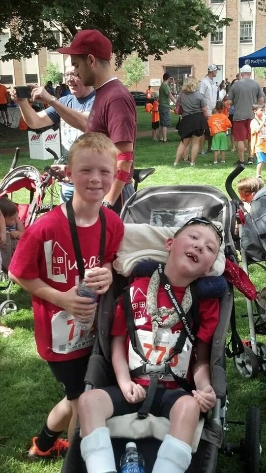 Два брата краснодар. Два брата обнимаются 1941. Жестокий стамбул турецкий сериал 1 серия. Сергей инвалид блоггер. Два брата инвалида.