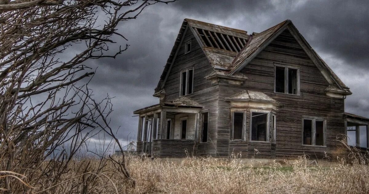 Home scared. Заброшенный дом в Уимберли Техас. Готические поместья Пенсильвания. Дом с призраками в вомельсдорфе, Пенсильвания. Заброшенный деревянный дом.