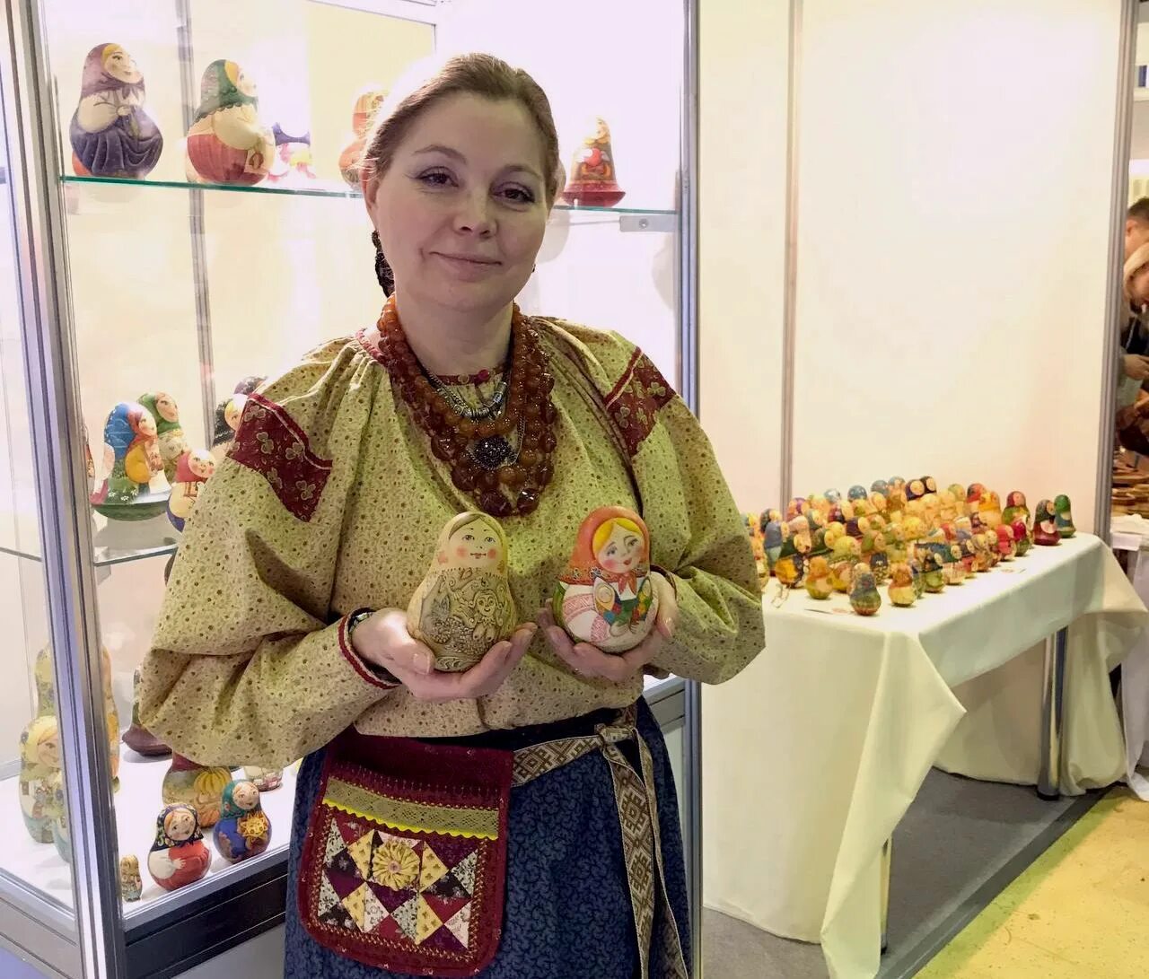 Мастера народных промыслов. Художник самоучка барнаул. Художница барнаул без кистей. Мастера красноярского края. Художественная школа барнаул.