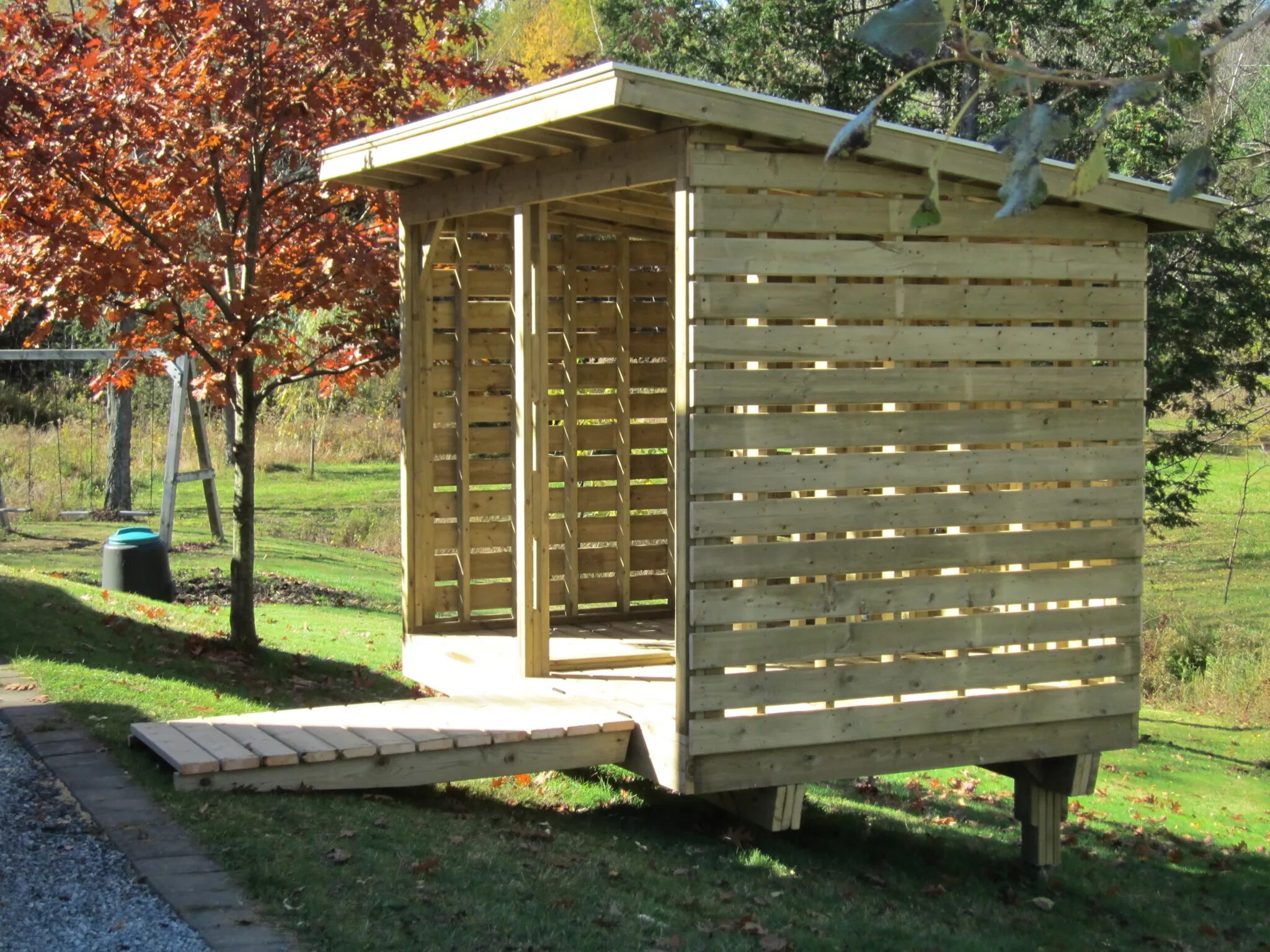 Сарай на сваях. Сарай на сваях на дачу. Бытовка деревянная. Хозблок на сваях для дачи. Хозблок на винтовых сваях.