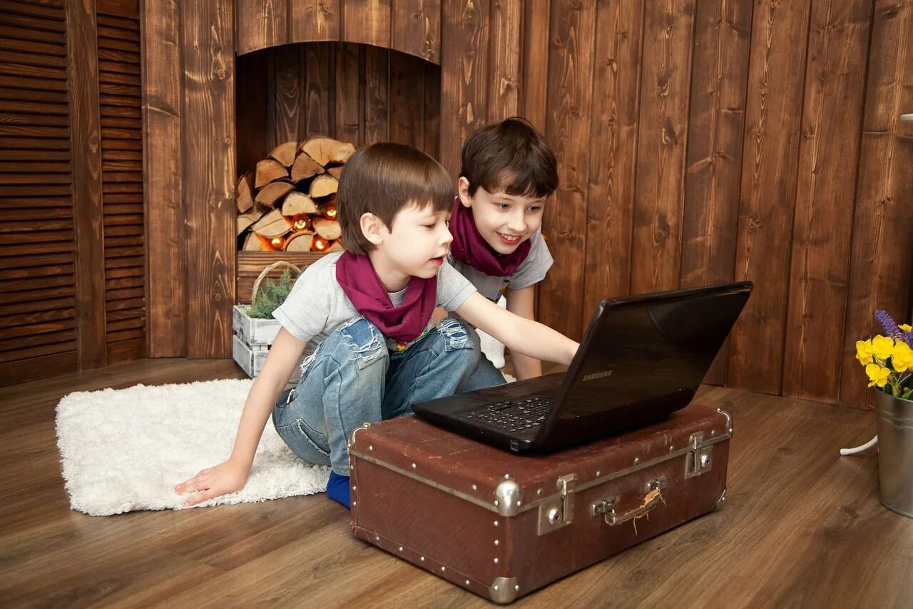 ребенок за ноутбуком. мальчик играет в планшет. мальчик с ноутбуком. интернет коммуникации. Smm человек.