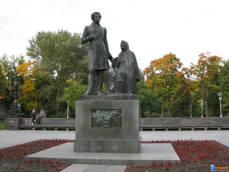 пушкин и крестьянка. памятник пушкин и крестьянка псков. пушкин в пскове. стихотворение о городе лабинске. памятник арине родионовне в пскове.