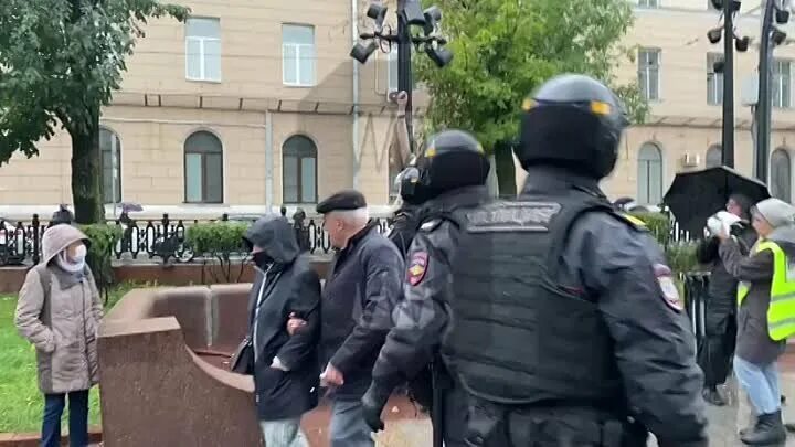 Группа задержания. Задержание протест девушка. Девушка Путина. Арест отказываться