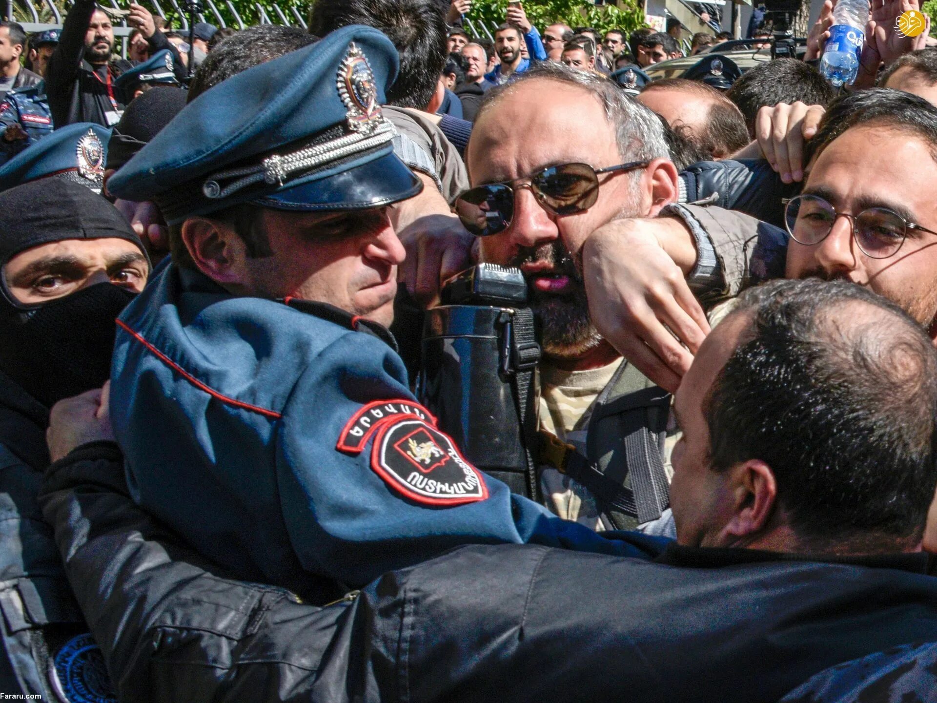 Армения сегодня ютубе. Армяне сейчас. Революция в Армении. Волнения в Армении. Милиция люди из Еревана.