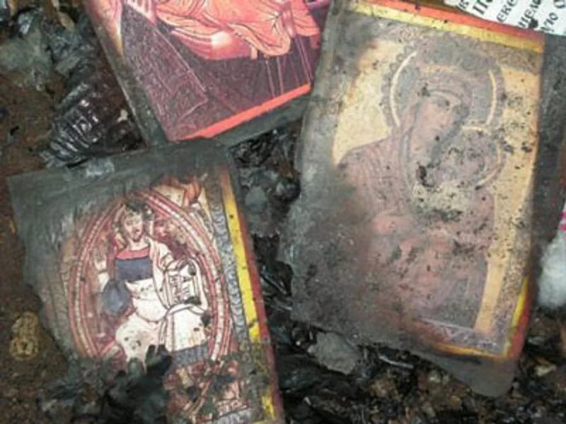 После пожара сохранились иконы. Сожгли икону Богородицы. Осквернение икон. Разрушенные иконы.