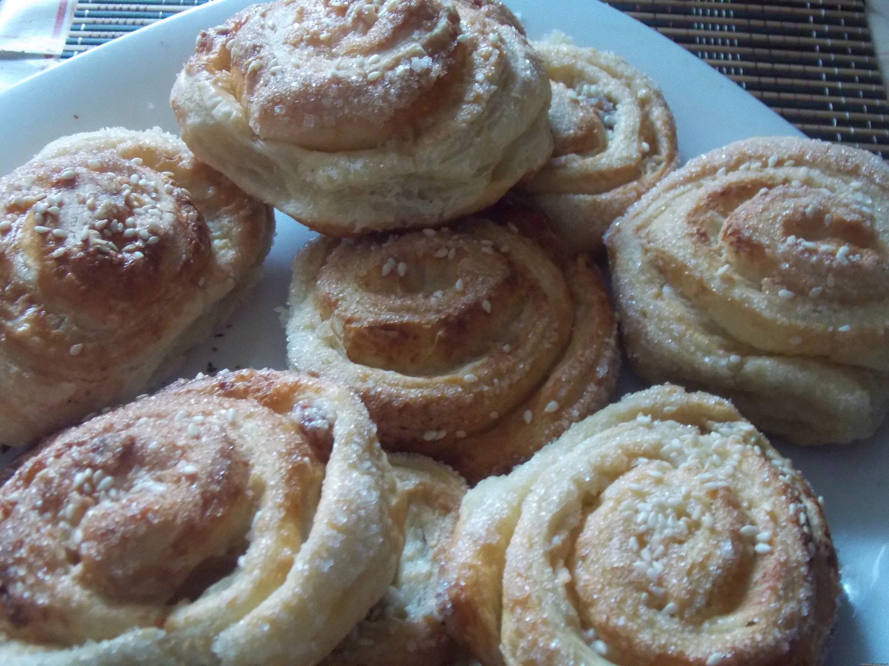 Булочки из слоёного теста с сахаром. Булочки с сахаром. Плюшки из слокнноготеста. Булочки из слоёного дрожжевого теста с сахаром.