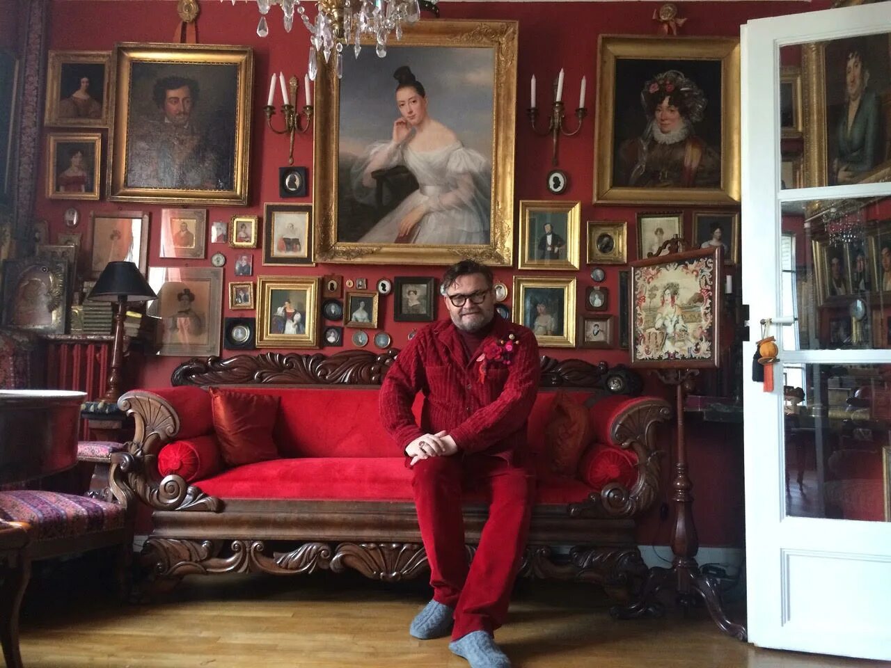 Александр васильев модельер. Александр васильев историк моды дом во франции. Александр васильев стилист. Усадьба александра васильева в литве. Александр васильев стилист.