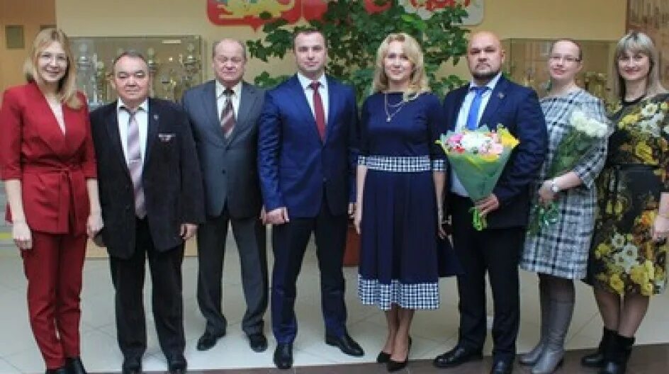 Гимназия 1 бронницы. Гимназия имени пушкина бронницы. Гимназия им пушкина бронницы. Бронницкая гимназия 1. Учителя 52-й гимназии.