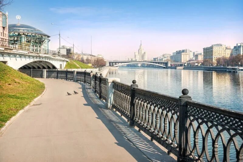 Набережная москва реки где. Причал третьяковский москва. Смоленская набережная москва. Москва набережная москва реки парк горького. Якиманская набережная москва.