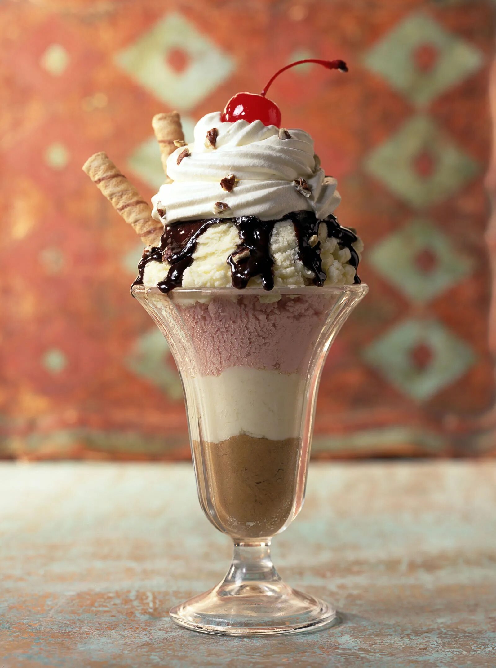 Десерт пломбир. Мороженое sundae. сандей (десерт). красивое мороженое. десерт мороженое.