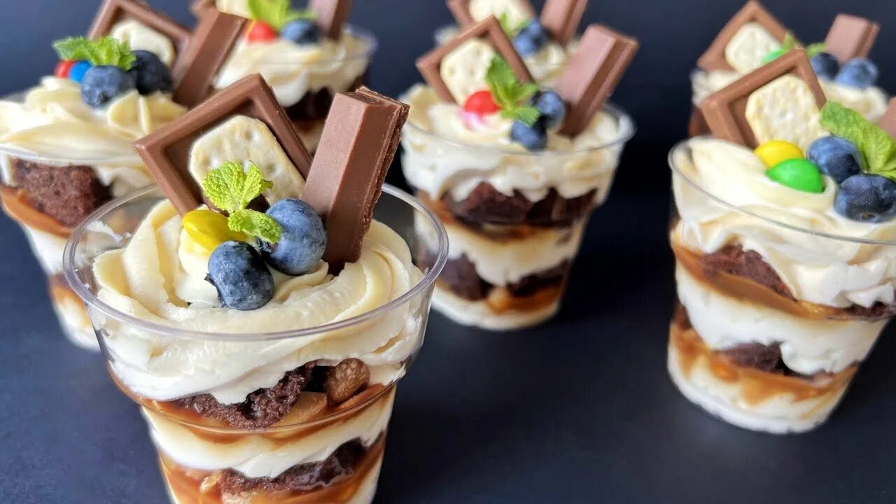 Трайфлы сникерс в стаканчиках. Трайфл шоколадный сникерс. Трайфл сникерс. Трайфлы шоколад карамель. Трайфл баунти.