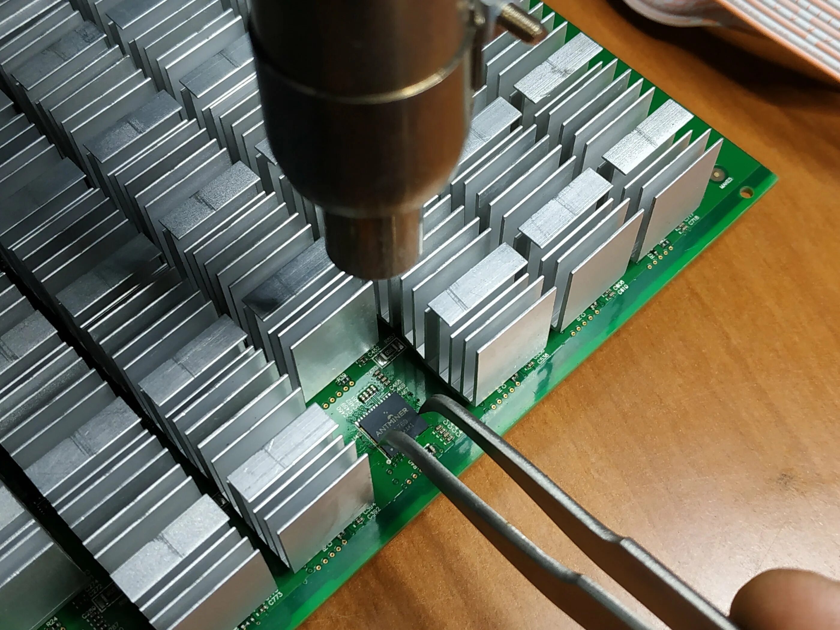 Майнинг ремонт. Ремонт хеш плат antminer t17. Криптовалюта ферма майнинговая. Ремонт asic. Машинка для криптовалюты.