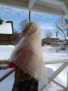 Белая шаль на зимней ели