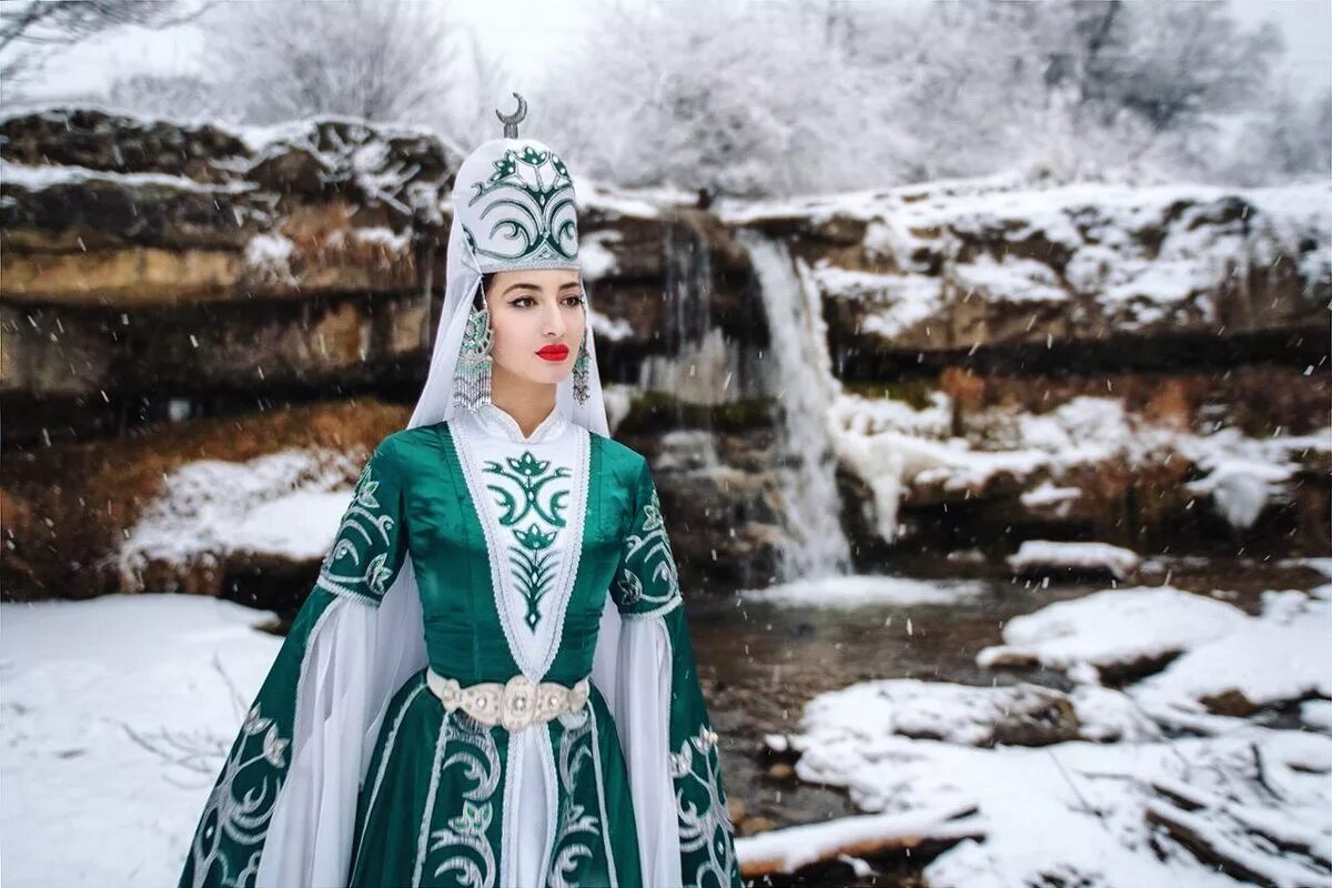 Красивые горянки. Горянка тур. Горянка тур. Костюмы горных народов. Национальная одежда кабардино балкарцев.