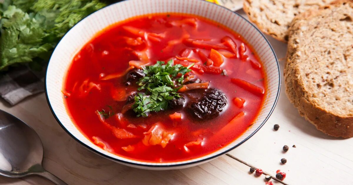Борщ с грибами капустой и мясом. Борщ флотский. борщ с черносливом и грибами. грибной борщ с черносливом. постный борщ с черносливом.