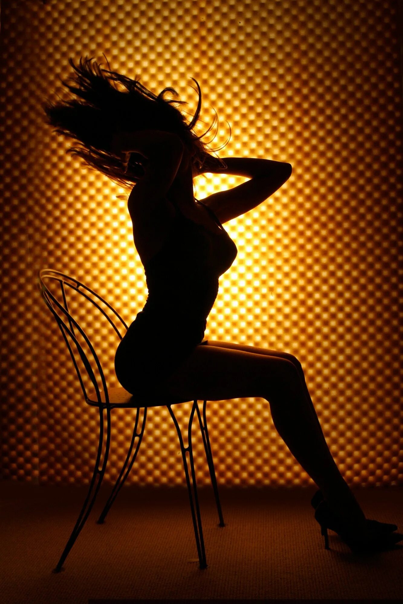 Танец на стуле. Яна кузьмина спорт. Девушка на стуле. Стрип пластика фотосессия. Стрип пластика.