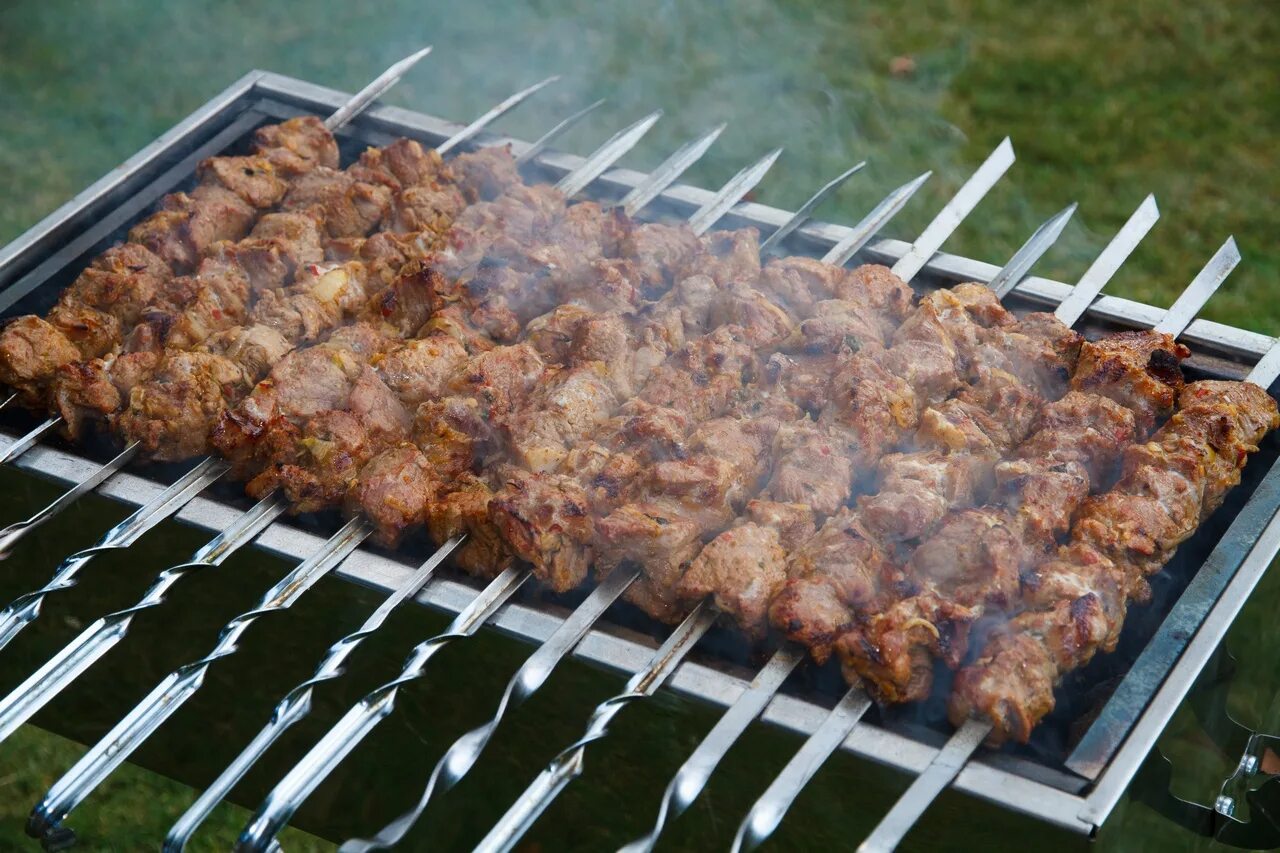 Армянин с мангалом. Мангал ковка. Армянин с шашлыком. Мангал для армяней. Мангал дачный мд8 универсальный.