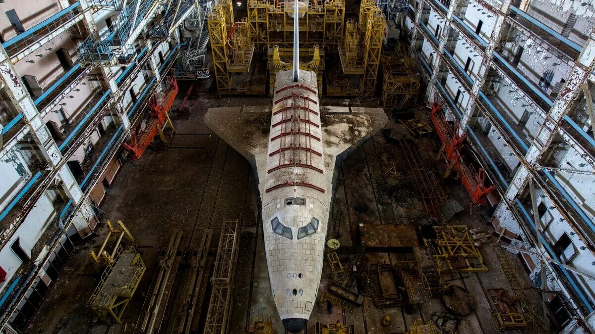 Шаттл буран заброшенный. Заброшенный космический корабль байконур. Буран 1. Ангара буран. Корабль энергия-буран.