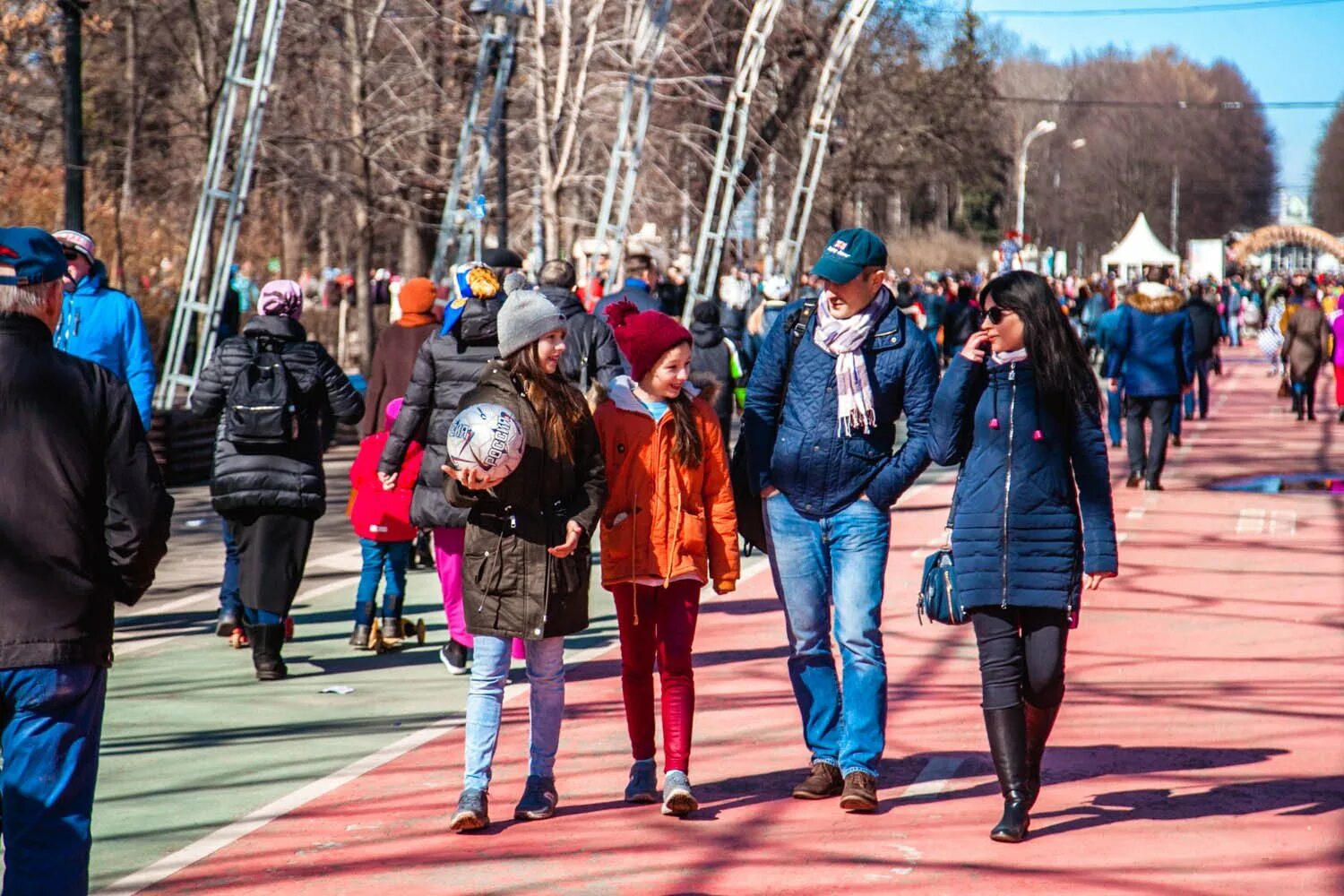 Мастер сокольники. Танцплощадка в сокольниках. Парк сокольники фестивальная площадь. Мастер сокольники. Часовых дел мастер москва фото.