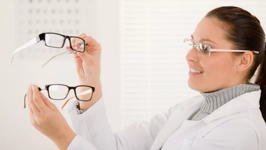 Врач подбирающий очки. Очки врача. Очки для работы за компьютером. Пара в очках для зрения. Очки для чтения женские.