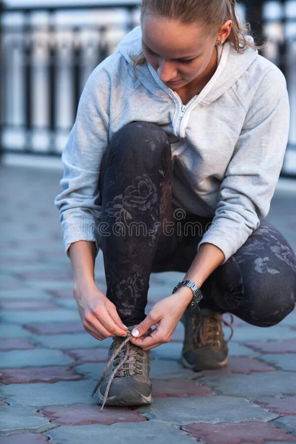 Видео где девочка завязала девочку. Девочка со шнурком. Связанные женщины. Девочкасвяала мальчика. Видео где девочка завязала девочку.