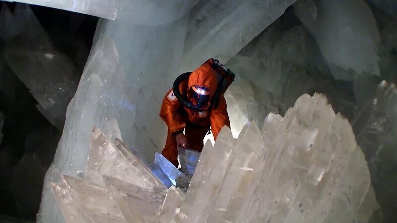 Пещера гигантских кристаллов в Мексике. Пещера Куэва де Лос Кристалес. Гигантские Кристаллы пещеры Naica в Мексике. Пещера селенита в Мексике.
