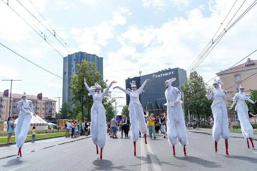 Уличный театр альметьевск. Легкие крылья альметьевск. Лёгкие крылья альметьевск. Легкие крылья альметьевск. Театр легкие крылья.