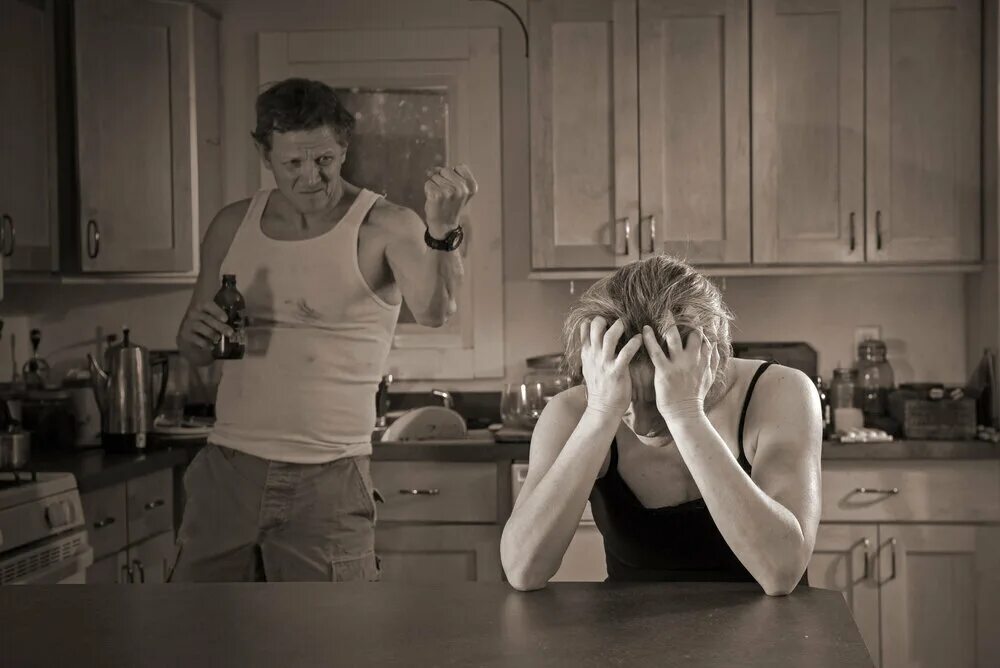 Муж пьет. Муж алкоголик в семье. Муж и жена ссорятся на кухне. Семейная ссора. Что делать с пьющим мужем
