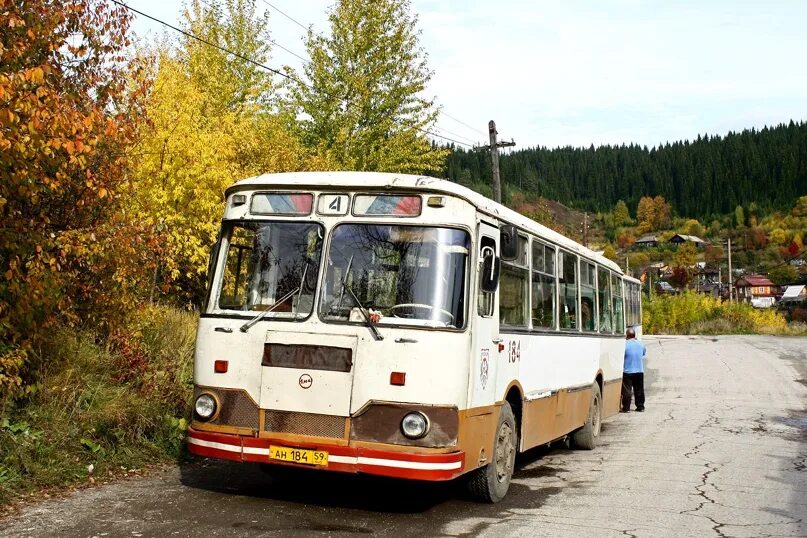 Цена автобуса чусовой пермь. ЛИАЗ 677 Пермский край. ЛИАЗ 677 Чусовой. ЛИАЗ 677 В деревне. Автобус ЛИАЗ Чусовой.