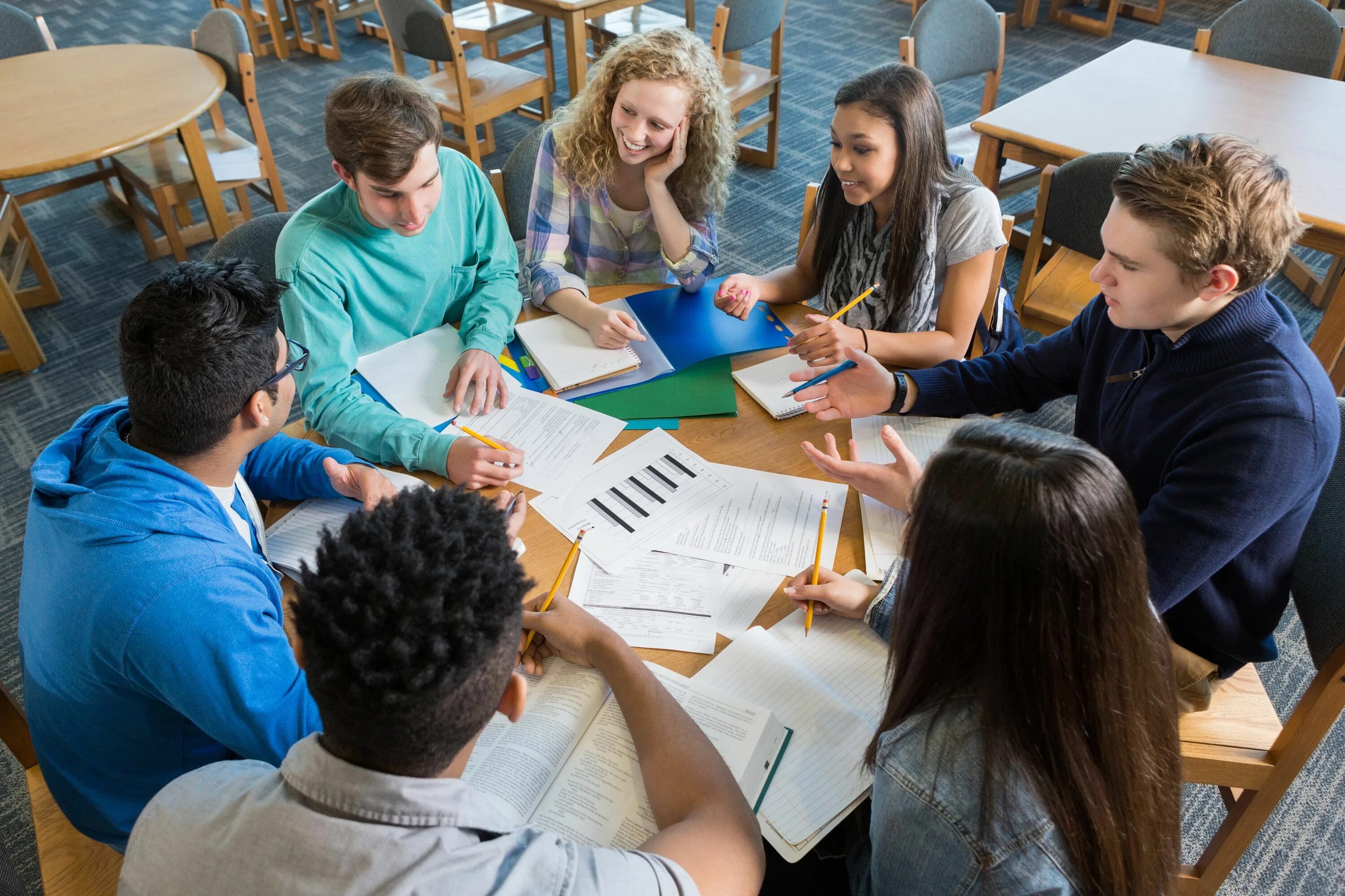 The student is the table. Дискуссия студентов. Занятие в вузе. Дискуссия в университете. Тренинги для студентов.