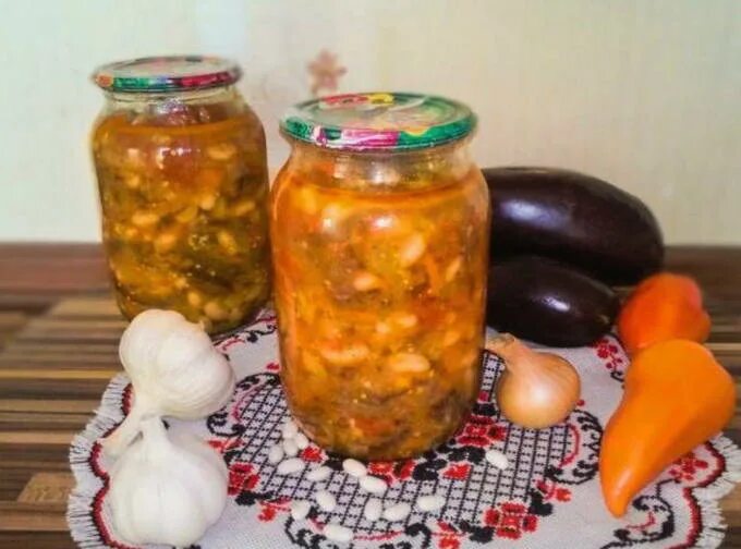 Самые простые и вкусные заготовки на зиму. Фасоль в томате на зиму. Маринованная спаржевая фасоль. Фасоль на зиму рецепты без стерилизации. Стручковый фасоль в томате на зиму.