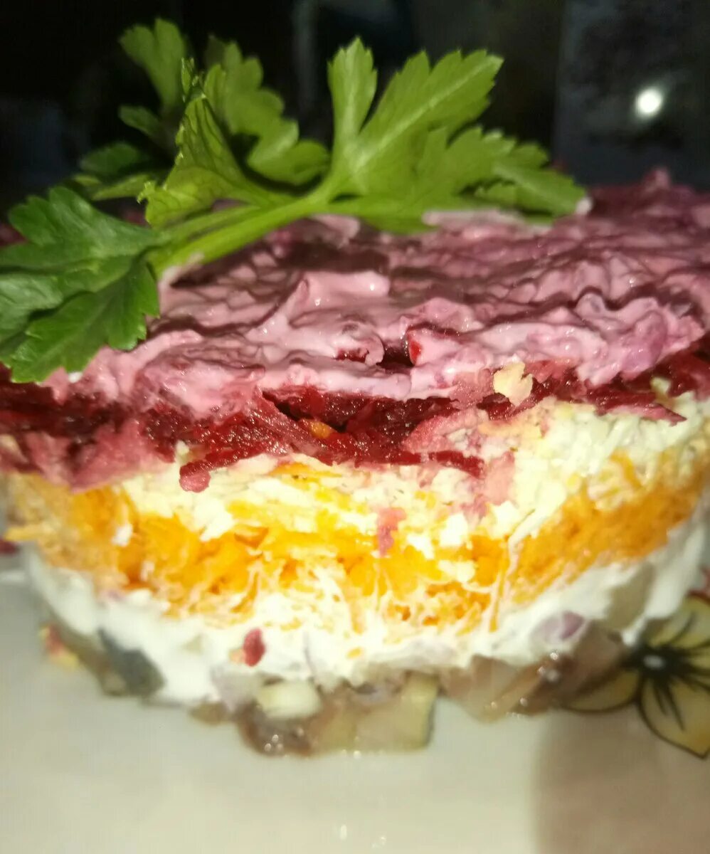 Салат сельдь под шубой с яйцом. Сельдь &quot;сельдь под шубой&quot;.. салат иваси под шубой. садко под шубой. селёдка под шубой классический.