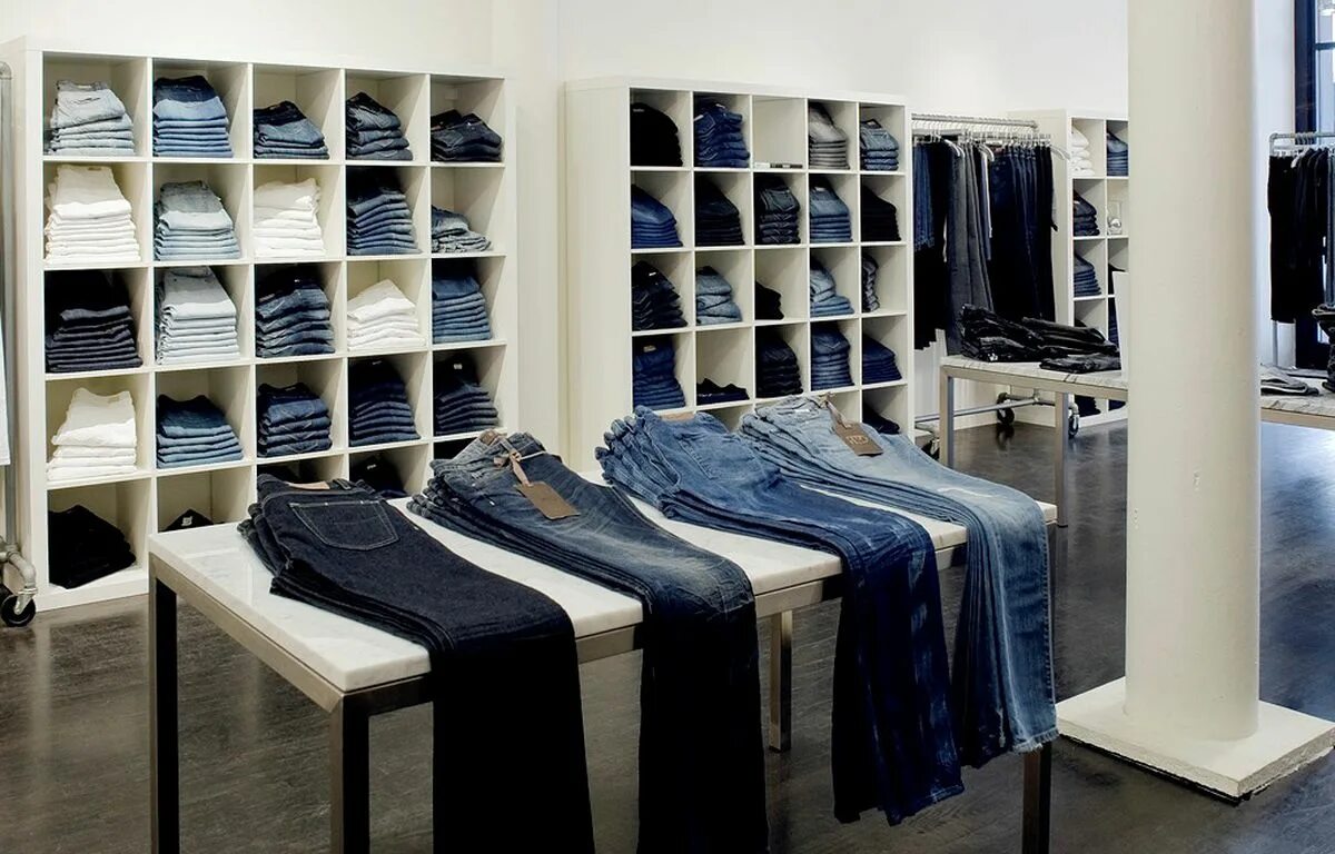 Denim магазин. Витрина для джинсов. полки для джинс. стеллажи для джинсового магазина. полка для джинс в магазинах одежды.