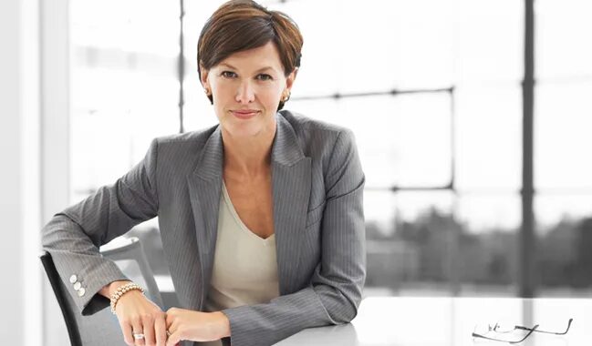 Уверенная в себе женщина и спорт. Какая уверенная. Уверенная женщина. Женщина на черном кожаном диване. Какая уверенная.