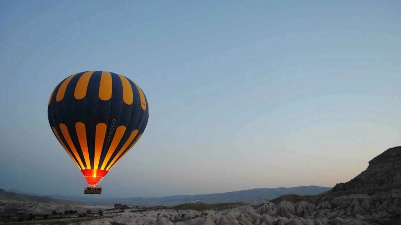яркие воздушные шары. фото воздушного шара с корзиной. тепловые аэростаты монгольфьеры. фото воздушного шара с корзиной. хот эйр балун.