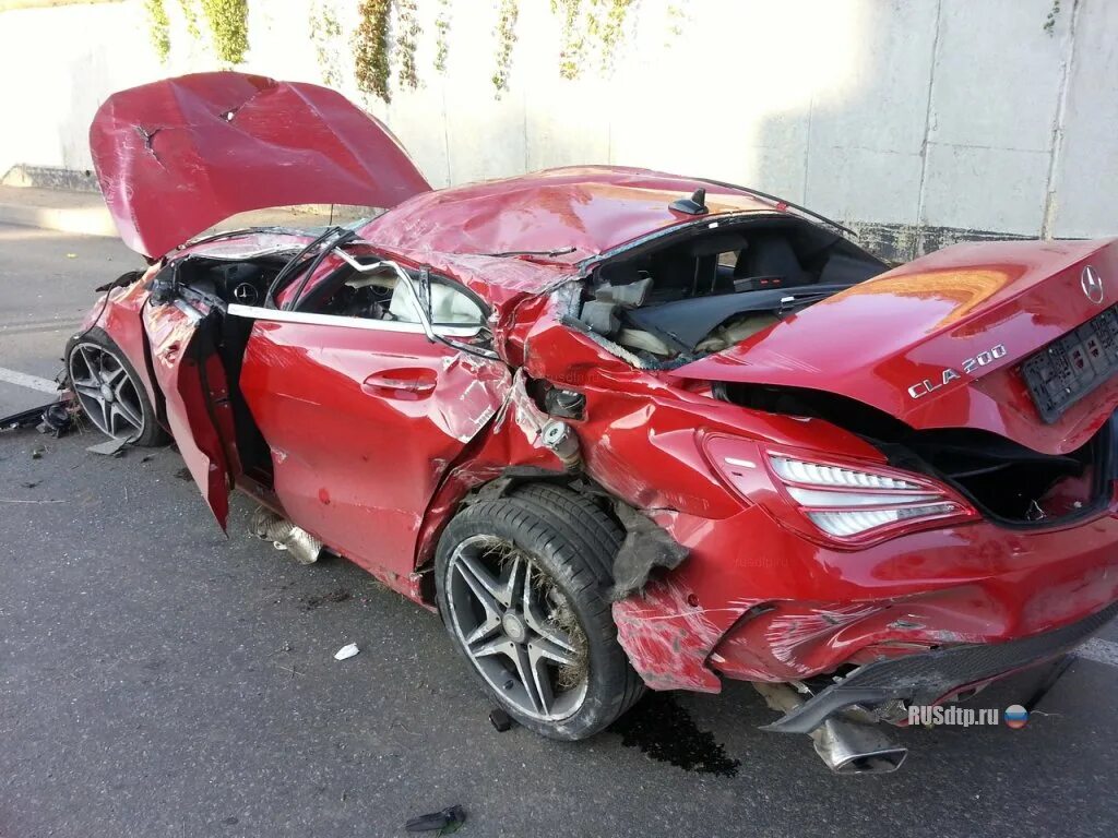 Красная машина авария
