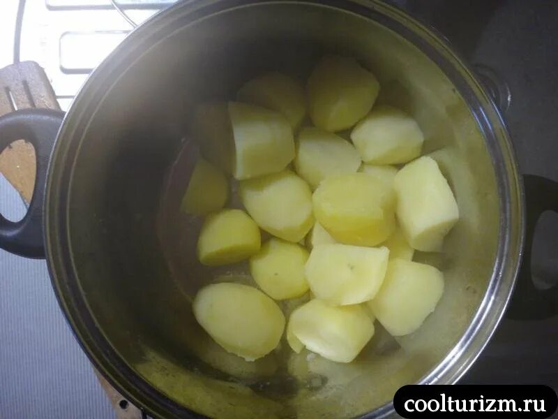 Сколько варить картошку очищенную после закипания. Картошка пюре в кастрюле. Отваренный картофель в кастрюле помятый. Картофель в масле в кастрюле. Картошка резанная на пюре.