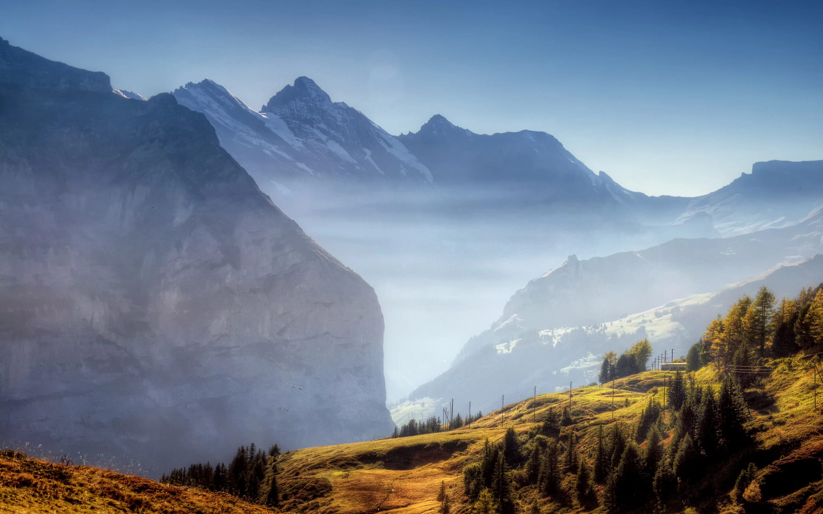 Поля долина грузия. Одинокий путник в горах. Долина ухожу. Пеннинские горы озера. Тропа в горах.