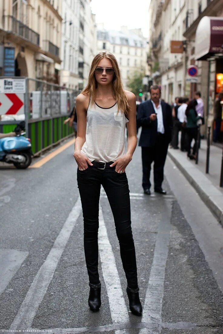 Скинни девушки. Уличная мода узкие джинсы. Уличный стиль девушки. Черные джинсы Street Style. Street models