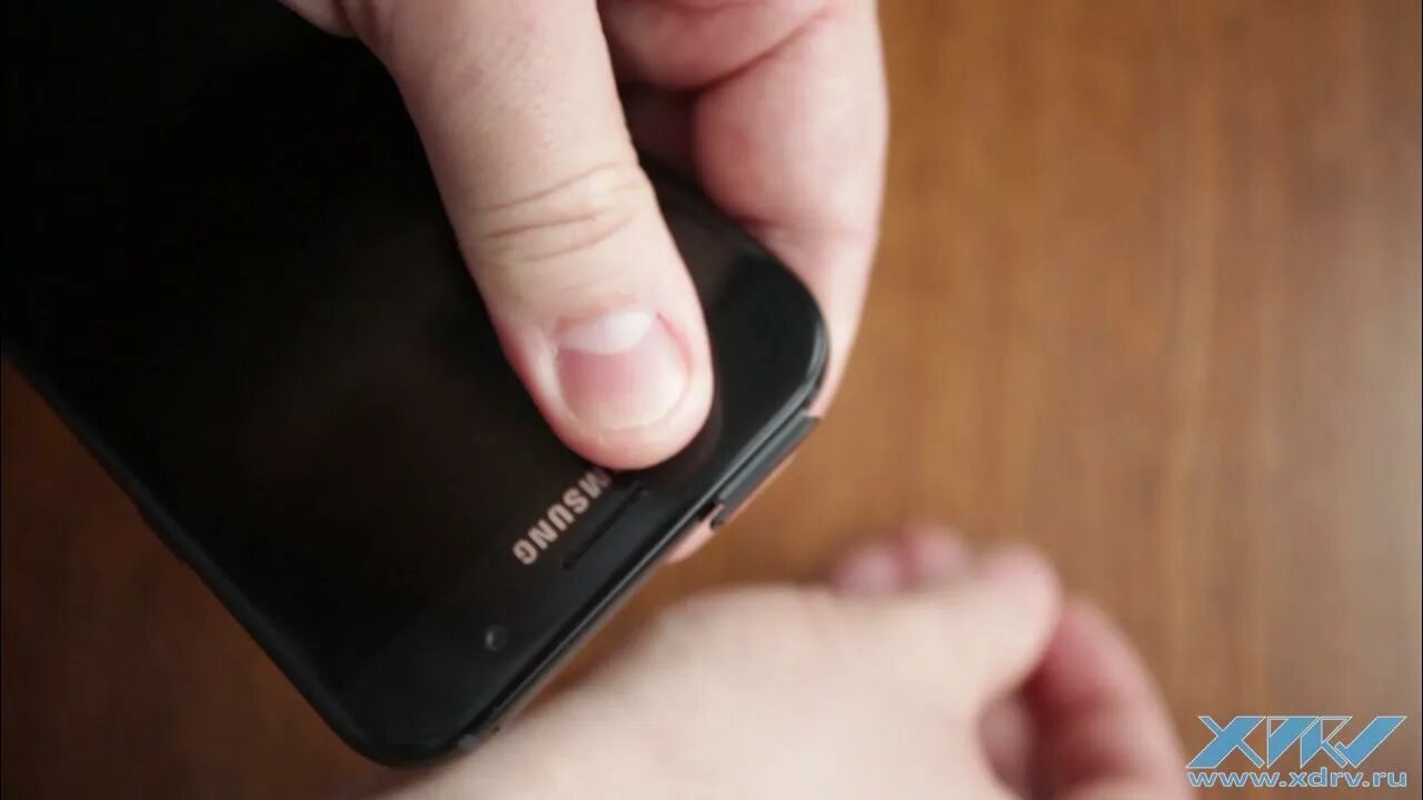 Как вытащить сим из самсунг. S7 samsung вставить симку. вытащить симку из самсунга j7. как достать симку из самсунга а7. галакси а 7 как вставить симку.