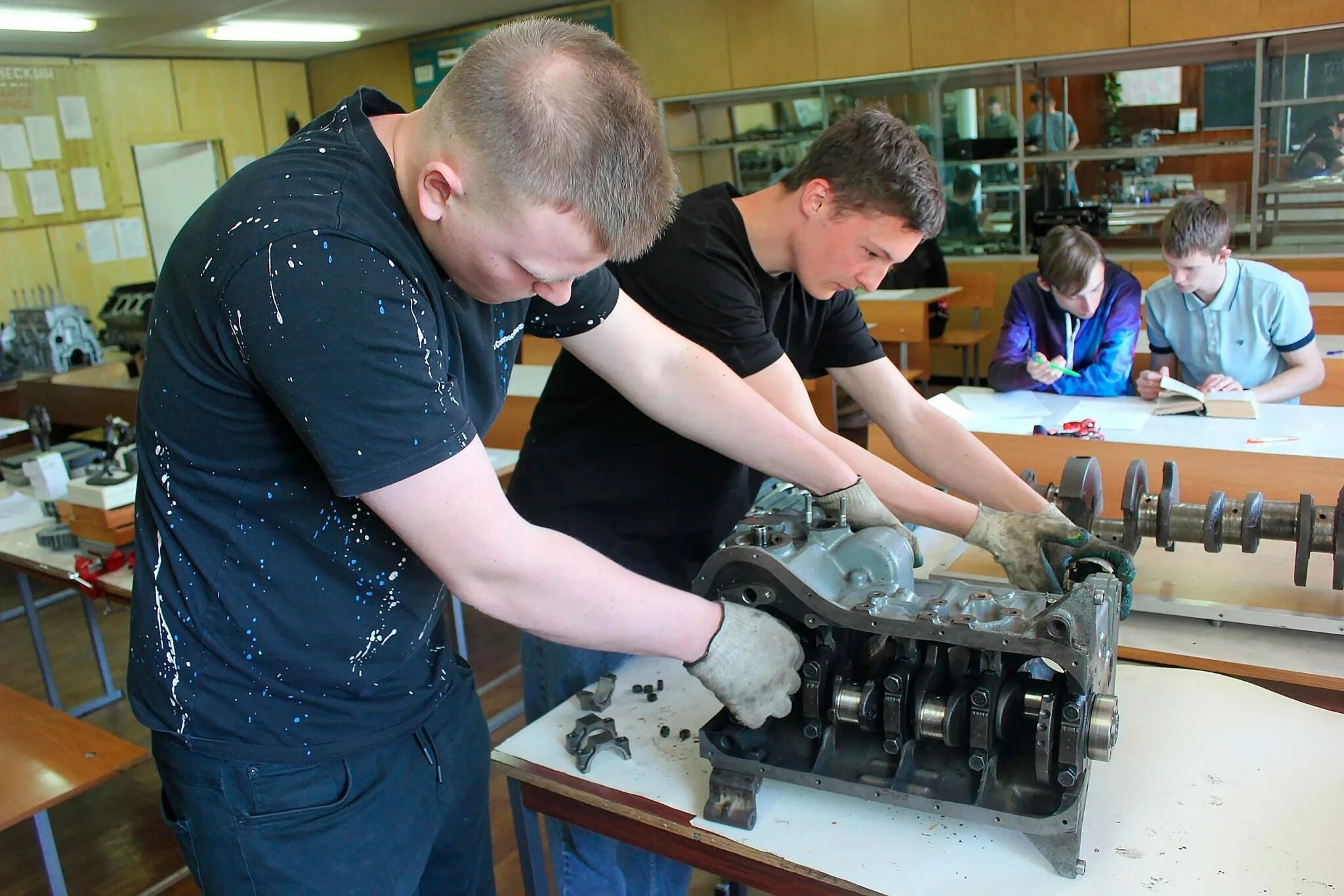 Работник автосервиса. Автомеханик 2023. Диагностика автомобиля. Самый первый автомеханик. Автомеханик 2023.