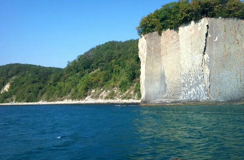 Агой скала киселева. Пляж у скалы киселева туапсе. Агой берег моря. Пляж кадош туапсе. Джубга скала киселева.
