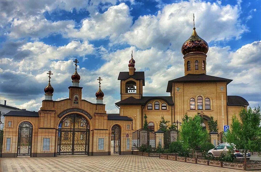 Храм Артемия Михайловск. Церковь Михайловск. Храм рядом с камнем Михайловск. Храм Святого великомученика Чайковский. Михайловск 18