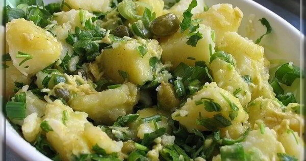 Салат с картошкой и растительным маслом. Картофельный салат. Салат из картофеля с зеленым горошком. Картофель с каперсами. Салат с картошкой и чесноком.