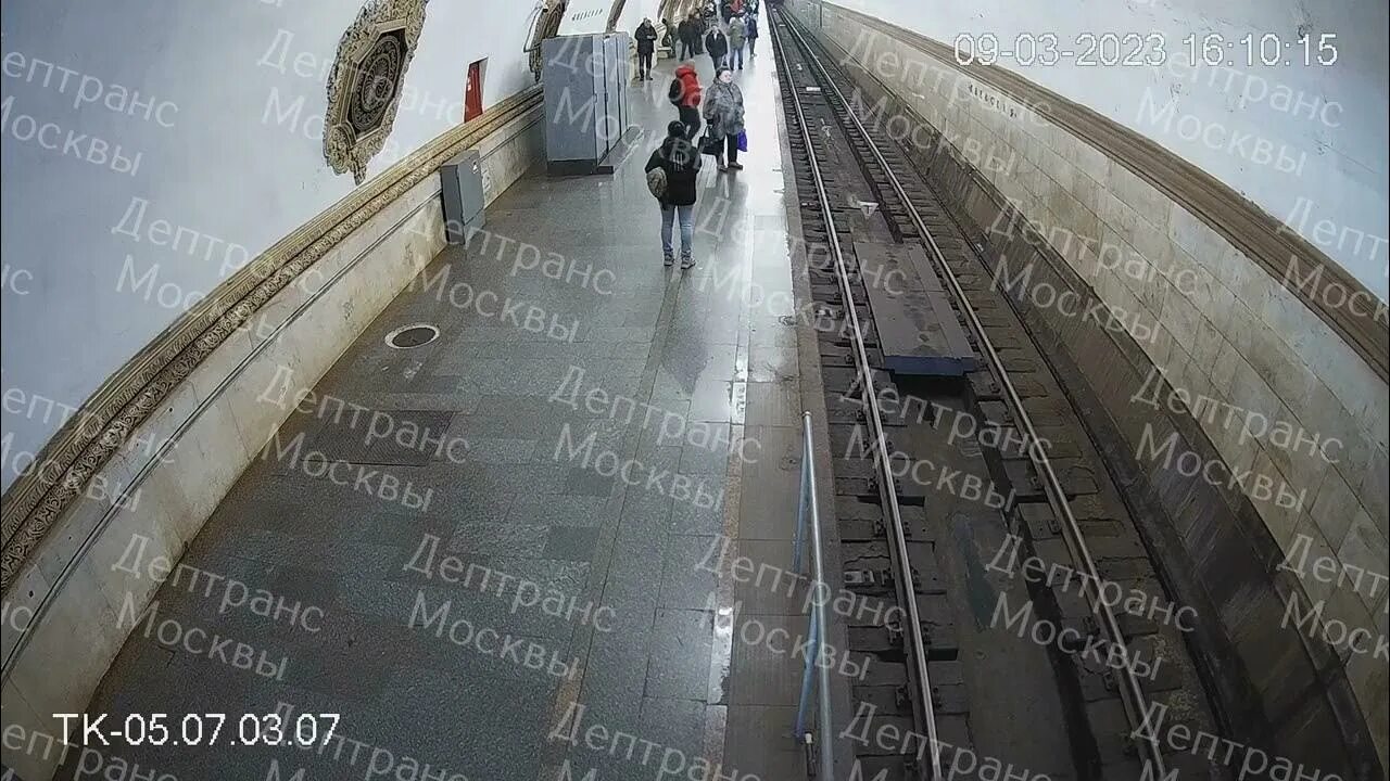 Парень столкнул девушку под поезд